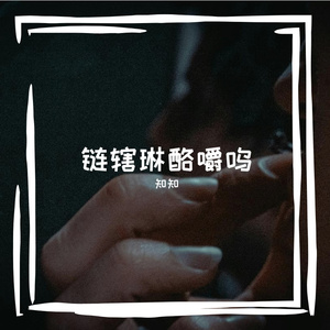 落叶堆在消防栓旁