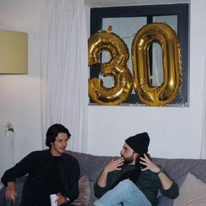 SERRER FORT (POUR MONTRER QU'ON AIME)