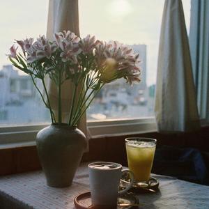 走在乡间的小路上