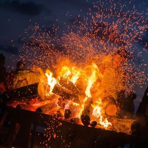 篝火旁（伴奏）