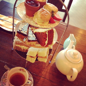 下雨那天我趴在书桌上睡着了，我害怕你只在我梦里出现过。