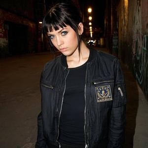"Skinhead Girl, Straßenschlacht so oder so" (Oi Rock)