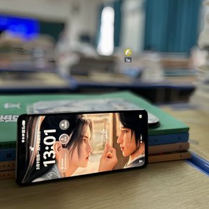 纸飞机与旧课桌