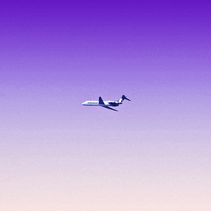 坐飞机去沙滩看日落的传统女孩