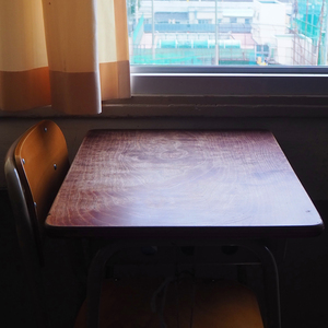 教室の隅ホックを締めた君へ