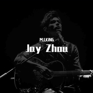 那个女人拿着气球很可爱