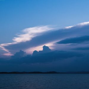 轻舟荡漾云中路