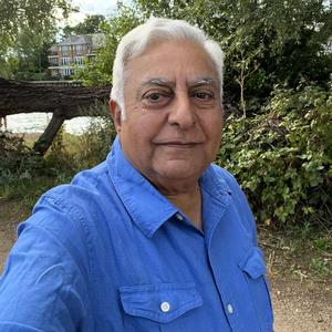 “ भीग रहा हूँ, तेरी यादों में...”