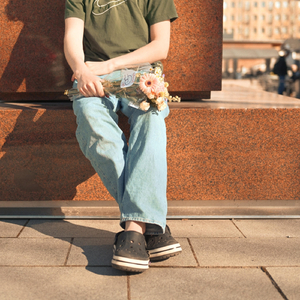 Marskin patsaan jalustalla