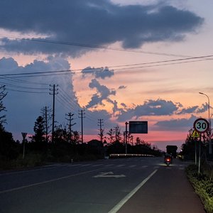 即使你前面的路崎岖难行 也千万别认输