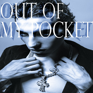 UN CORDON BAJO LA REMERA