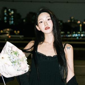 프리지아 꽃 손에 든 너