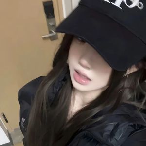 流言蜚语很多 很吵 那就捂住耳朵