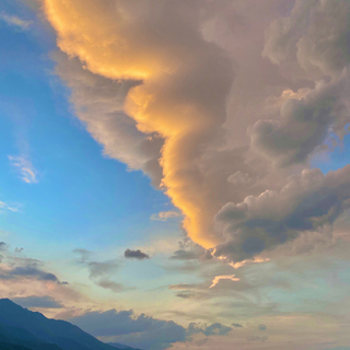 他爱了我一阵子 我记了他好久