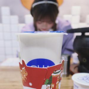 小黄的包里有一包鱼豆腐