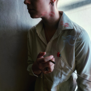 Алая помада