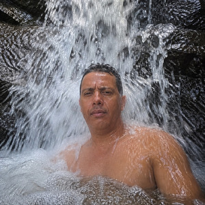 Divertir na cachoeira