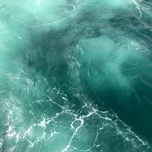 凌晨三点我在楼道抽利群