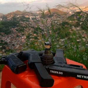 É Mec mec com as piranha