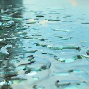 山岭脚下的海岸线