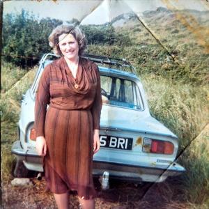 White Roses (feat. Ailbhe Reddy)