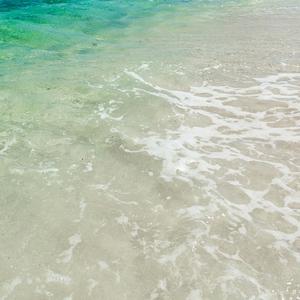 在人声鼎沸的欢喜里，我唯独望向你