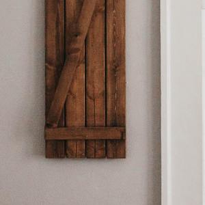 春树乱无次，春山遥得名