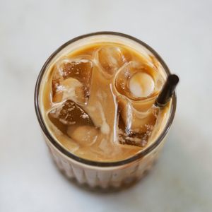 햇빛이 내리는 카페