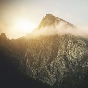 隔着一句试探的晚安