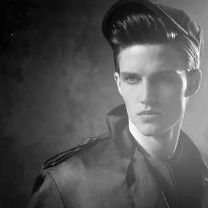 楼顶上的小斑鸠