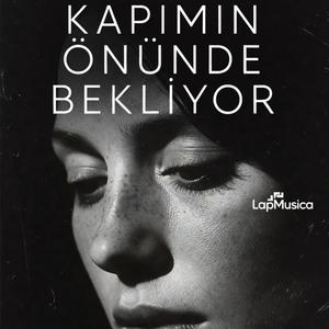 Kapımın Önünde Bekliyor