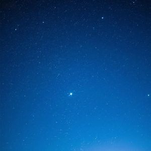 夜空繁星点点明