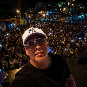 Pegadito al bajo