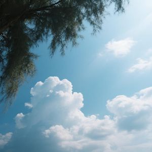 溪水潺潺绕青山