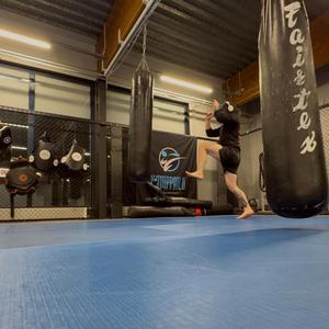 Voittamaton (feat. Miki)