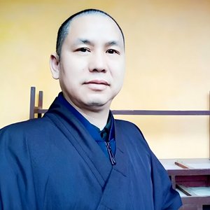 舌尖泛着凉
