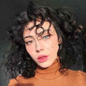 eyes blue or brown, can't remember - acoustic