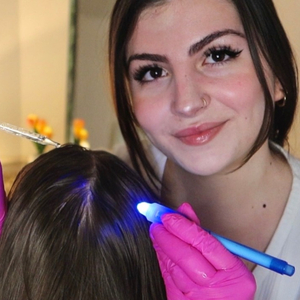 Application D'un Soin Capillaire Apaisant