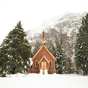 教堂的初雪