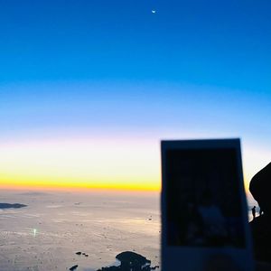 你的痕迹浸润在风里，带我跨越这距离