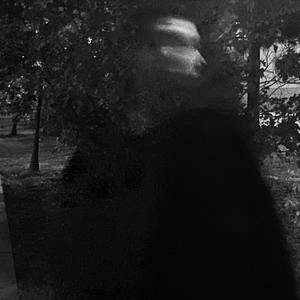 他正闭着眼看你