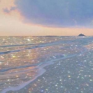 海面洒满了点点星光