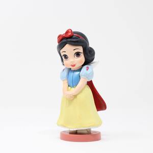 淡黄的长裙和蓬松的头发