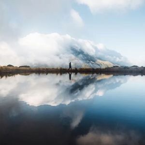 多想在平庸的生活拥抱你