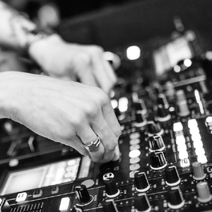 让全世界知道我爱你 (抖音DJ版) (Cover六哲)