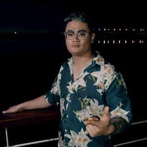 Kanye吃成大胃袋了