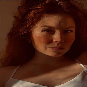 При долині кущ калини