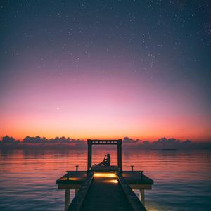 夜幕星空倒映在深湖