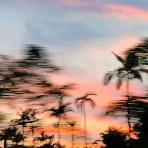 还没跟你牵着手