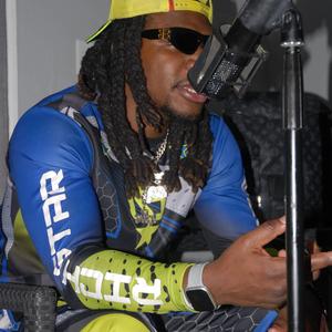 IT'S CRACKING (feat. SMYLEZ)